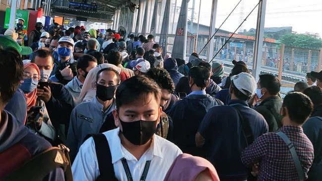 TransJakarta bus stops packed with passengers; employees were required to work from office during the New Normal period (June 2020) /  kumparan/Iman Taufiq Hidayatullah