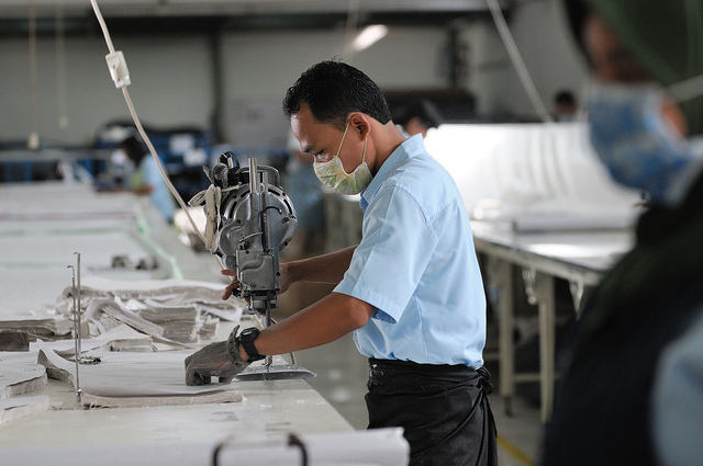 Garment workers are among those who will lose out as a result of changes to the minimum wage law in Indonesia - Credit: ILO. This work is licensed under the Creative Commons Attribution-NonCommercial-NoDerivs 3.0 IGO License. To view a copy of this license, visit creativecommons.org/licenses/by-nc-nd/3.0/igo/deed.en_US.