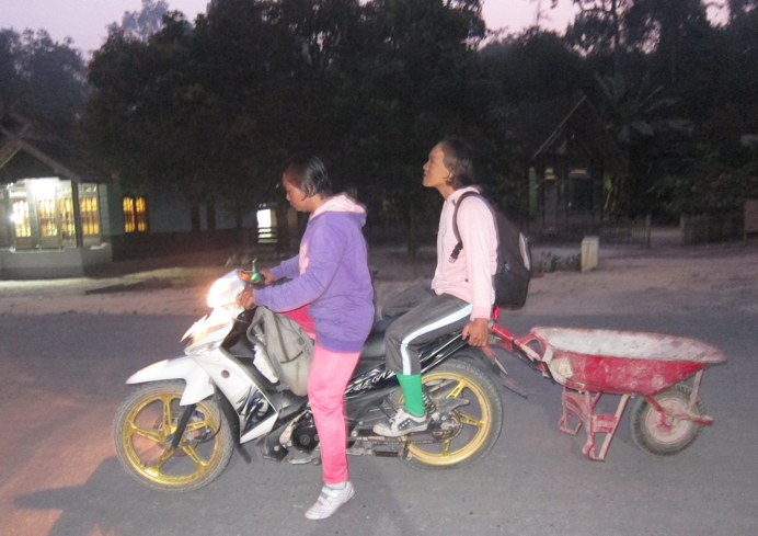 Plantation workers ready for work, Central Kalimantan - Credit: Suraya Afiff