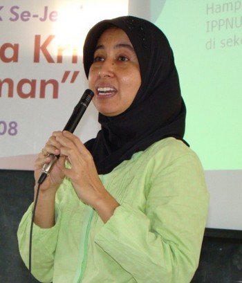 Ciciek addressing participants at a workshop on violence in high schools / Farha Ciciek Interpreting Islam for women