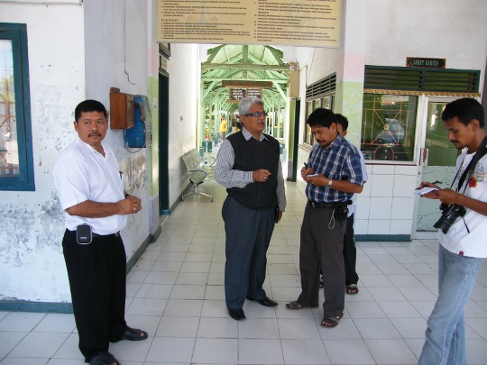 Local politicians have to be seen to care about healthcare: the former head of Bireuen district in Aceh, Nurdin Abdul Rahman, talking to journalists at the district’s main public hospital, Edward Aspinall warburton2